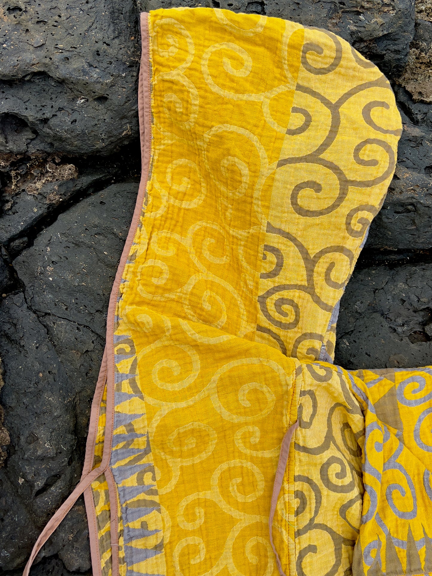 Swirl Yellow/GrayBeach Robe in a Whale Shape Bag