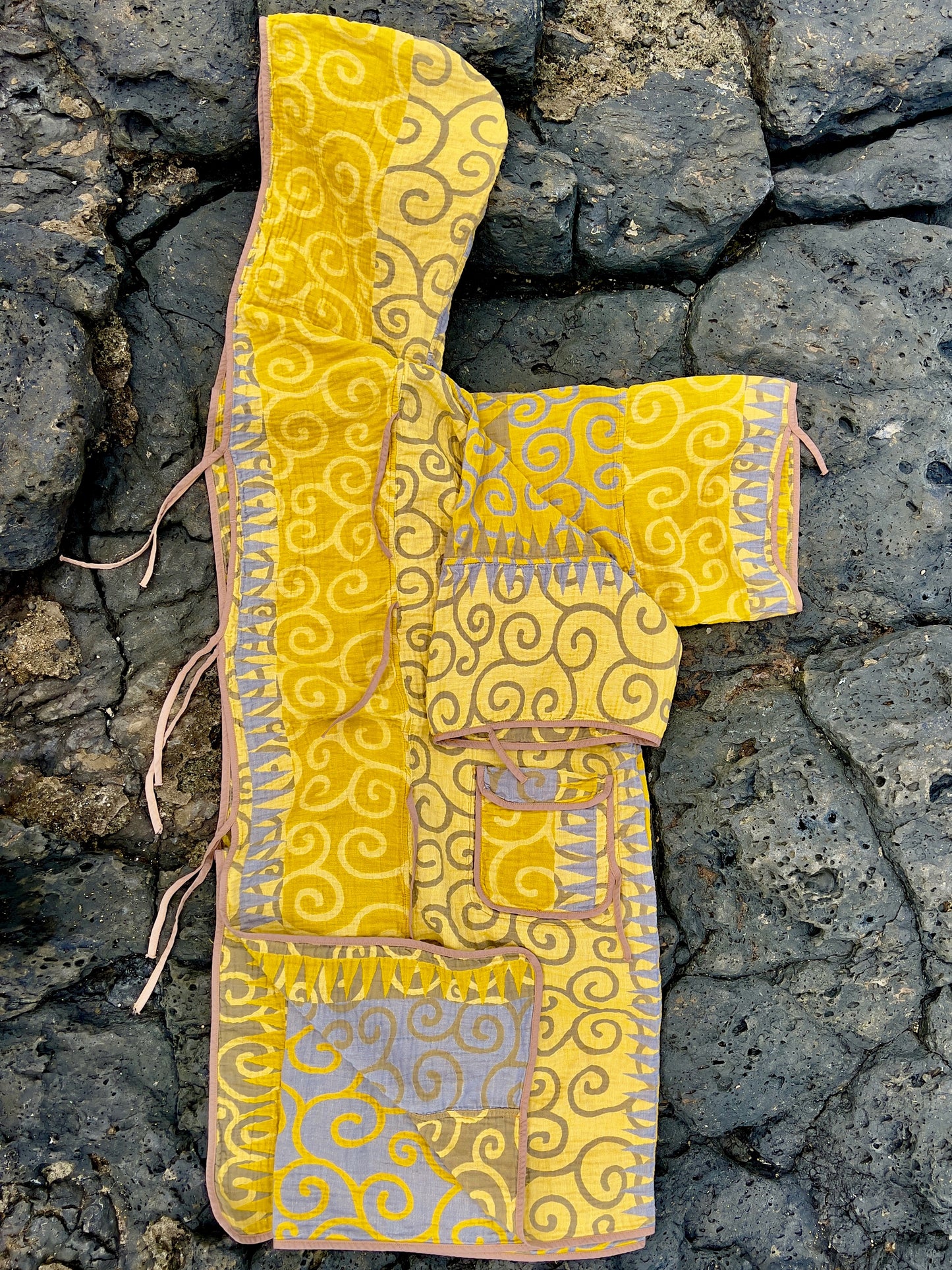 Swirl Yellow/GrayBeach Robe in a Whale Shape Bag