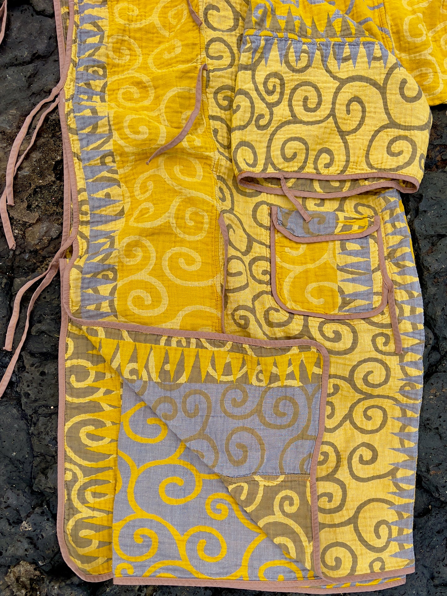 Swirl Yellow/GrayBeach Robe in a Whale Shape Bag