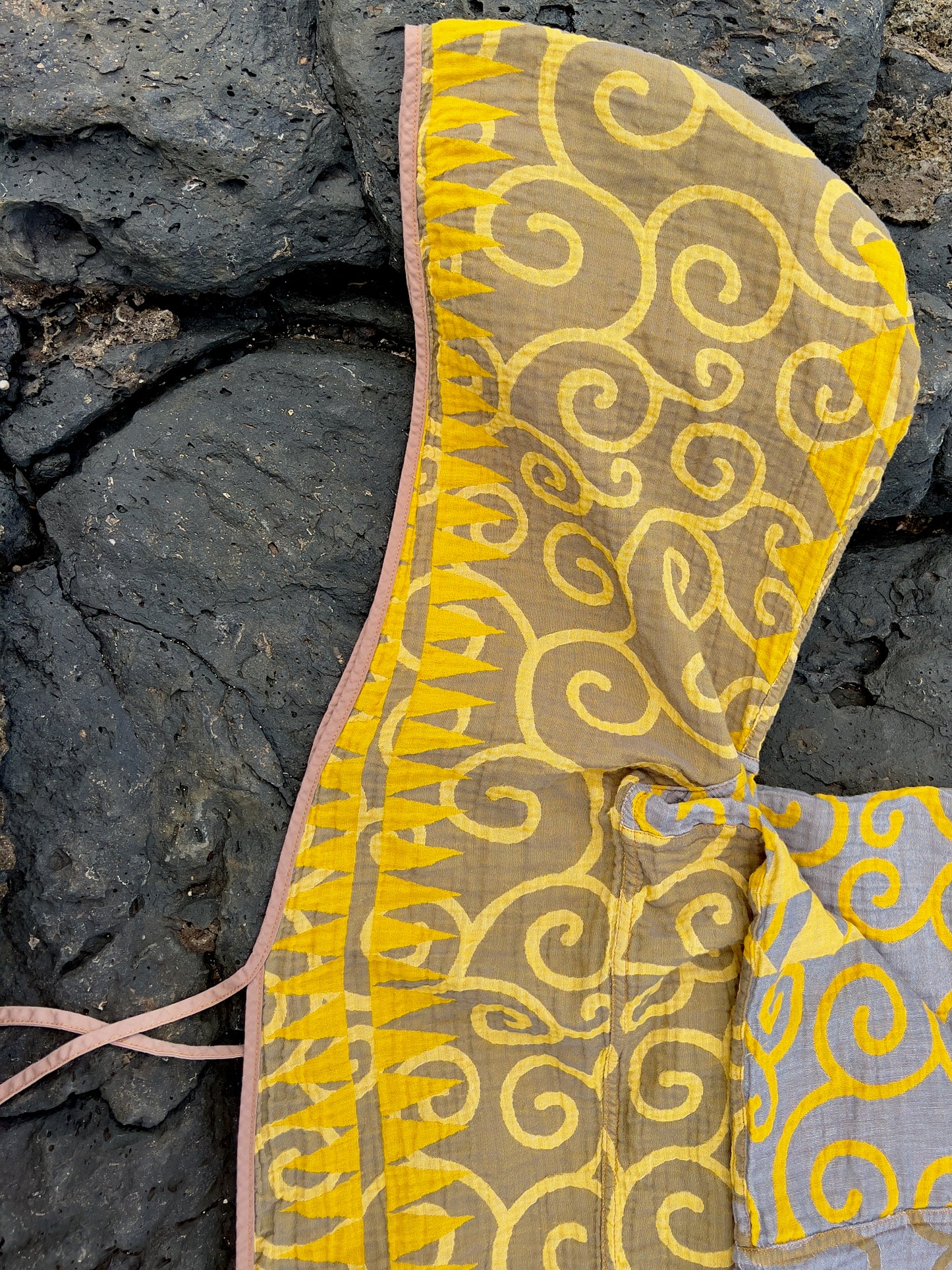 Swirl Yellow/GrayBeach Robe in a Whale Shape Bag